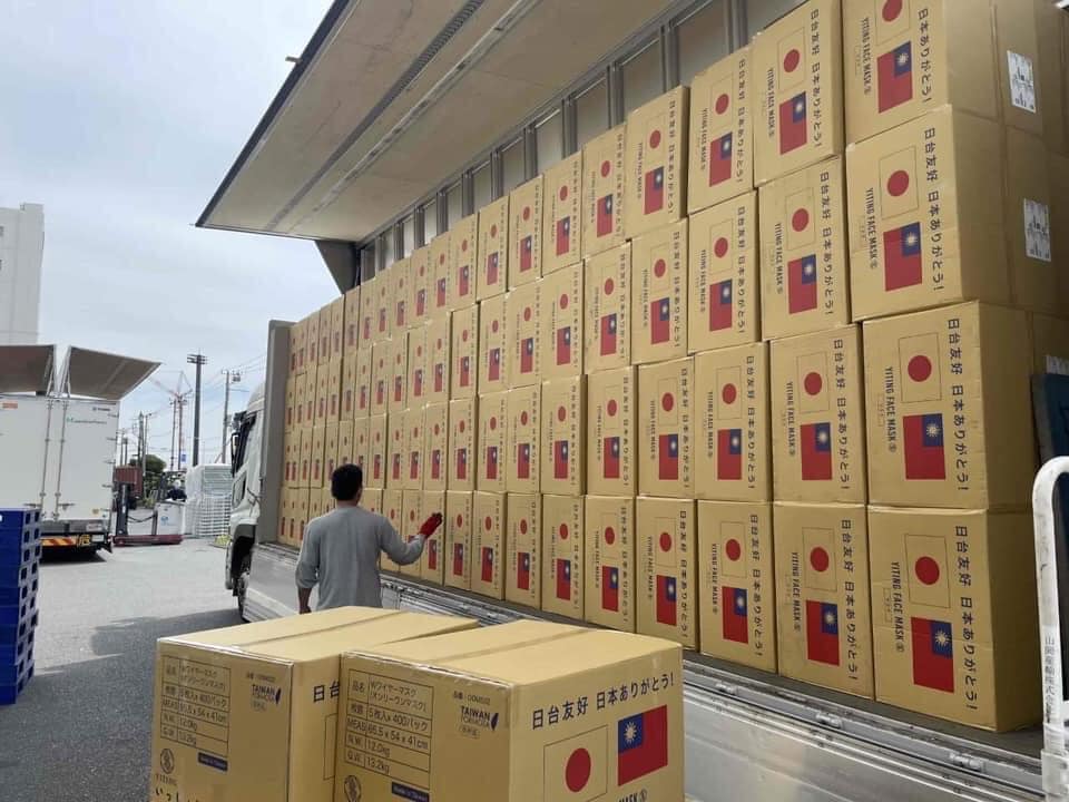 謝長廷提到，因為空間限制，會場僅展示34萬張份箱子。 圖：翻攝自謝長廷臉書