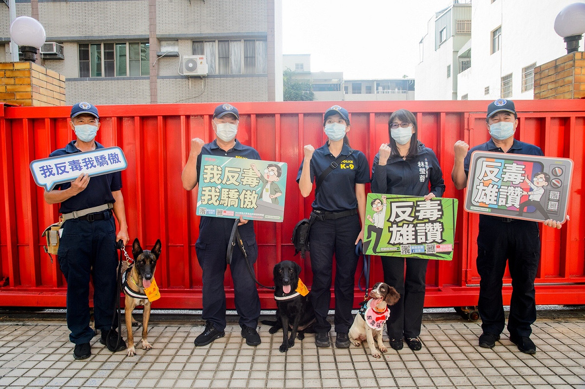 昨（17日）警政署保安警察第三總隊緝毒犬分隊帶領三隻緝毒犬，參與高雄教育廣播電台「正好過生活」的節目專訪。 圖：高市毒防局提供