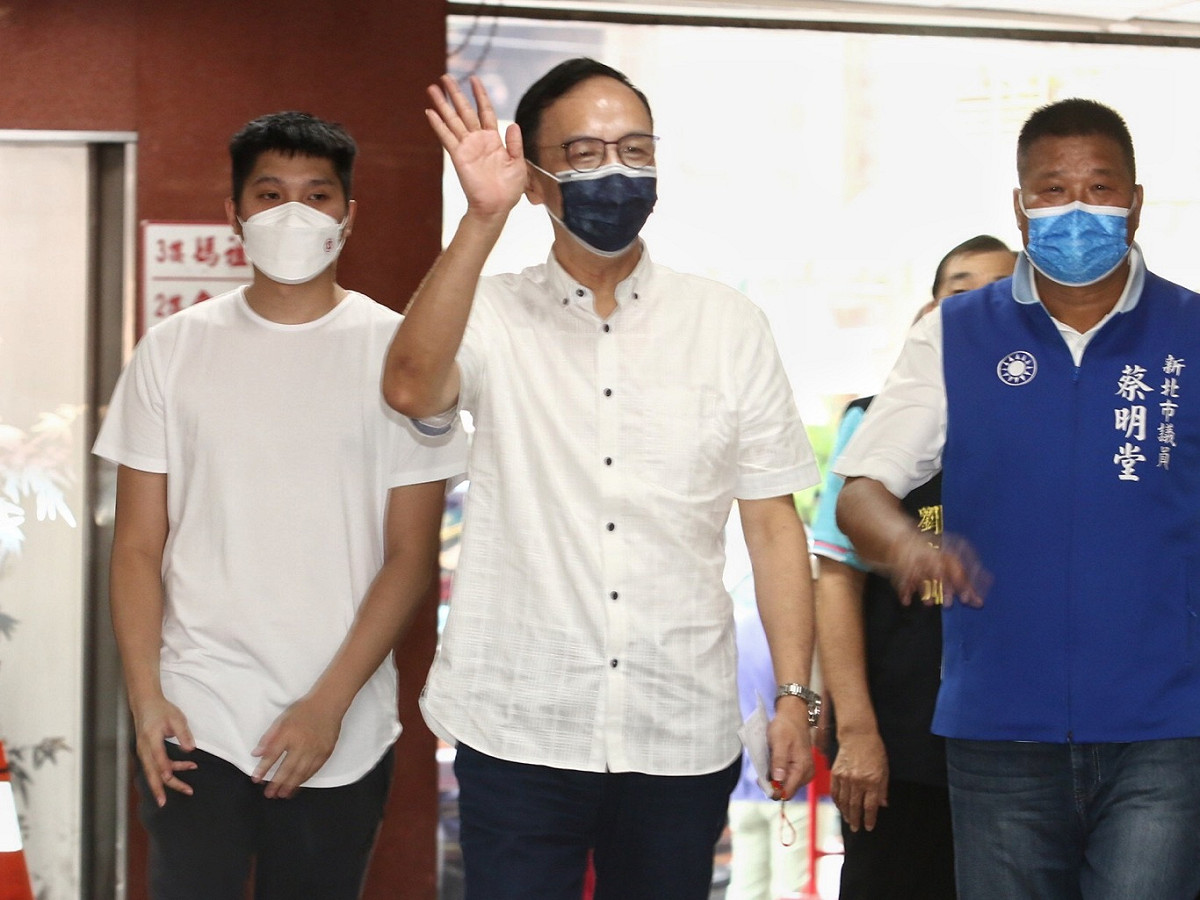 國民黨主席候選人朱立倫投票。 圖：張良一/攝