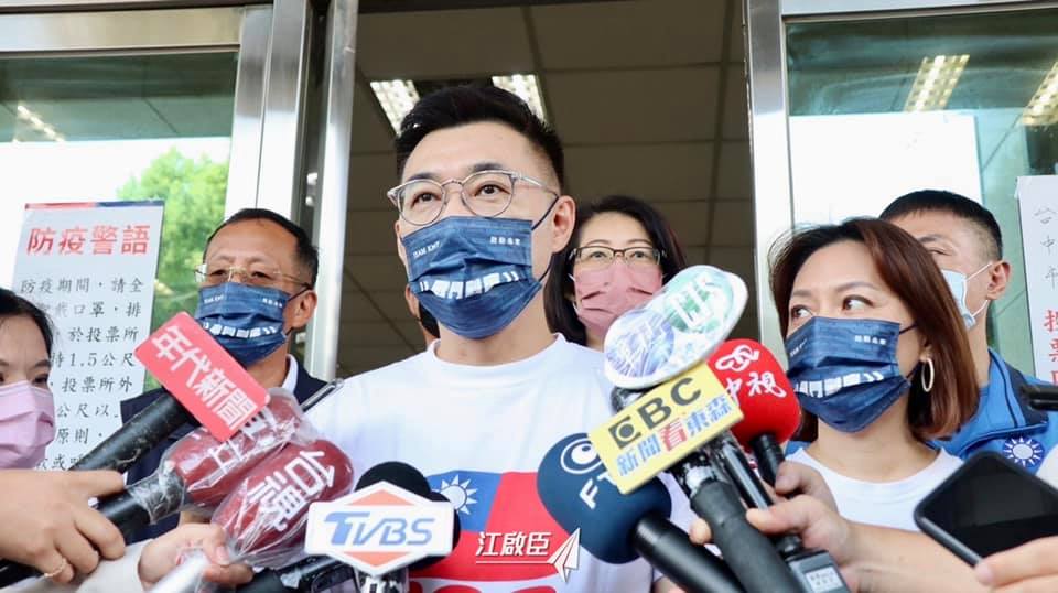 江啟臣協同妻子