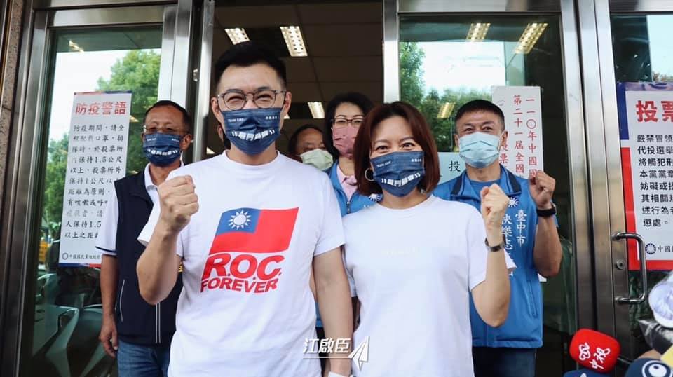 國民黨黨主席候選人江啟臣偕同妻子劉姿伶前往投票。 圖：翻攝自江啟臣臉書