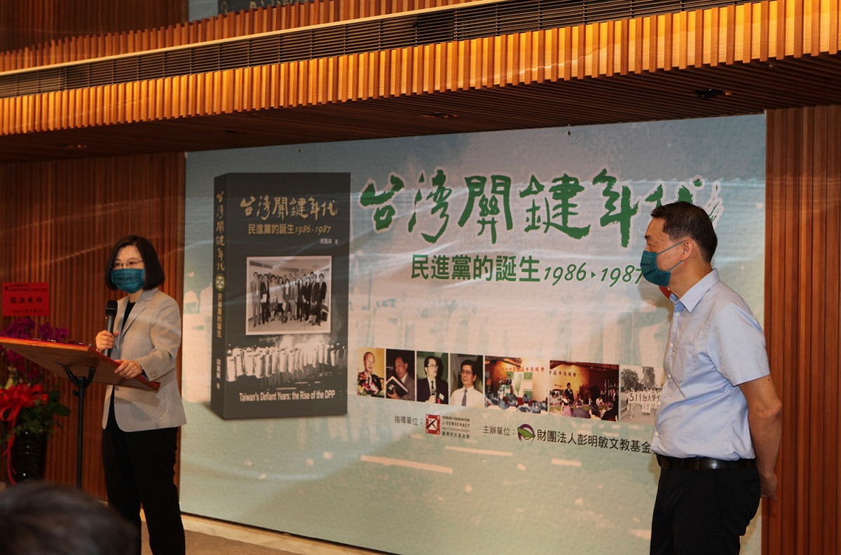 蔡英文向邱萬興說：「台灣、民進黨，有你真好！很感謝有你這位戰友，一路上跟我們一起打拚。」 圖：邱萬興提供