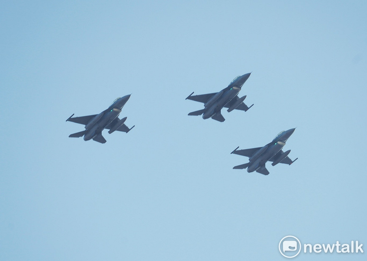 國慶空中分列式預演，圖為F-16V戰機。 圖：張良一/攝