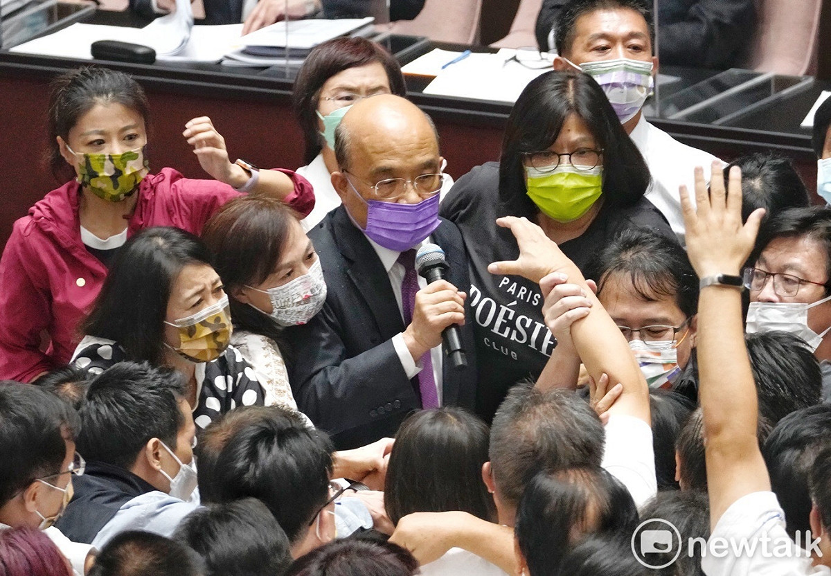 國民黨立委上午阻攔蘇貞昌上台報告。 圖：張良一/攝