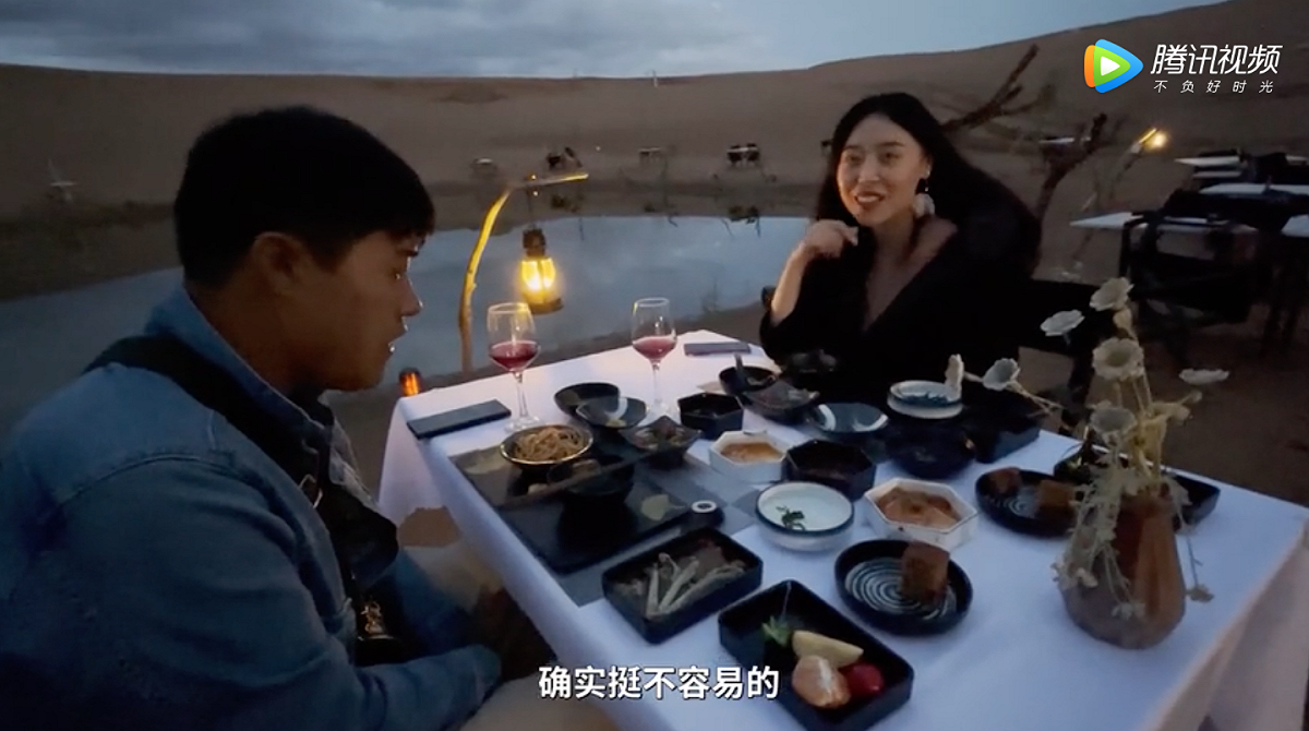 最受歡迎的沙漠燭光晚餐，讓網紅直呼：「拍照的意義遠勝於美食」。 圖：翻攝自騰訊視頻
