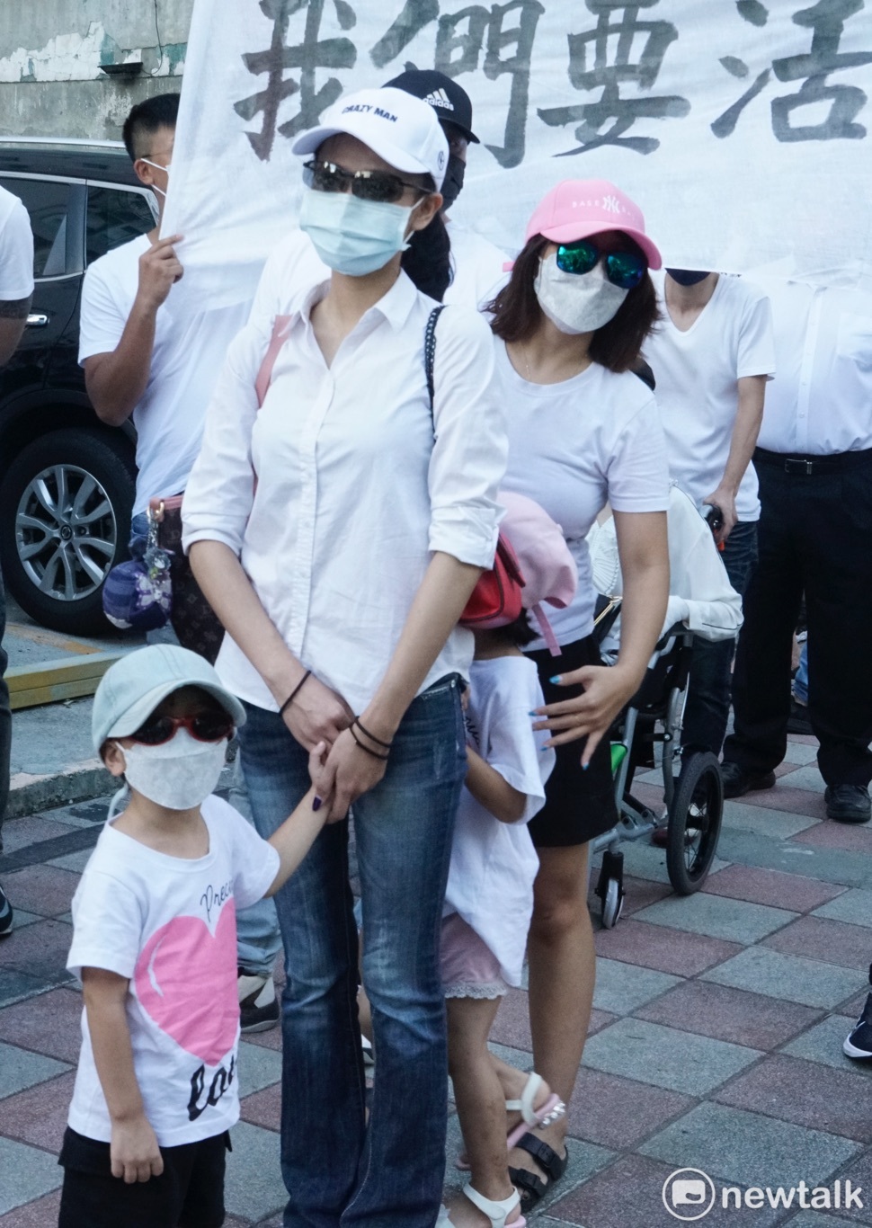 特殊娛樂業從業人員職業工會理事長、台北市議員林瑞圖舉辦「搶救生計-北市特殊娛樂工會請求解封遊行活動」。 圖：張良一/攝