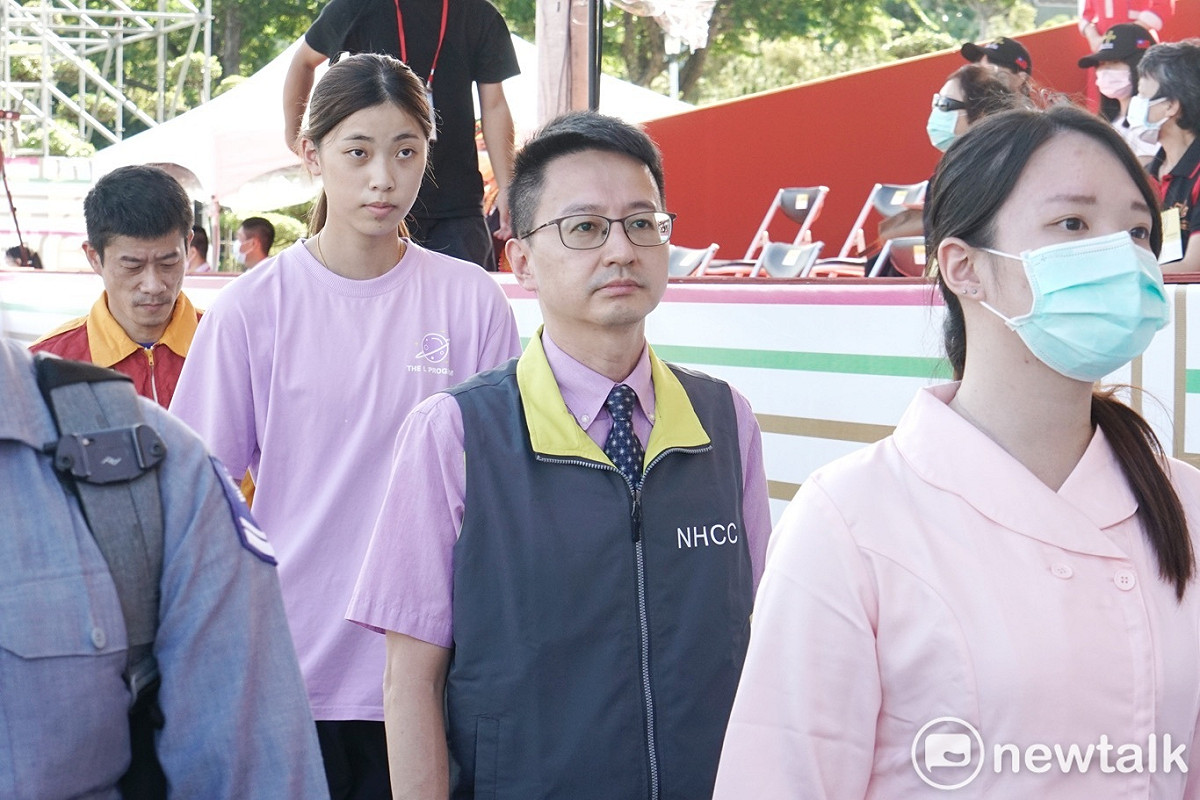 「國民女婿」羅一鈞和「國民女友」羅嘉翎等人領唱國歌。 圖：張良一/攝