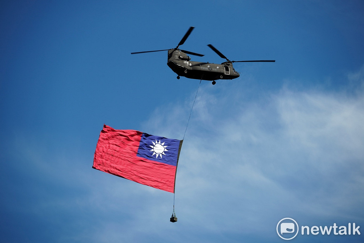 CH-47懸吊巨幅國旗通過總統府前上空。 圖：張良一/攝（資料照片）