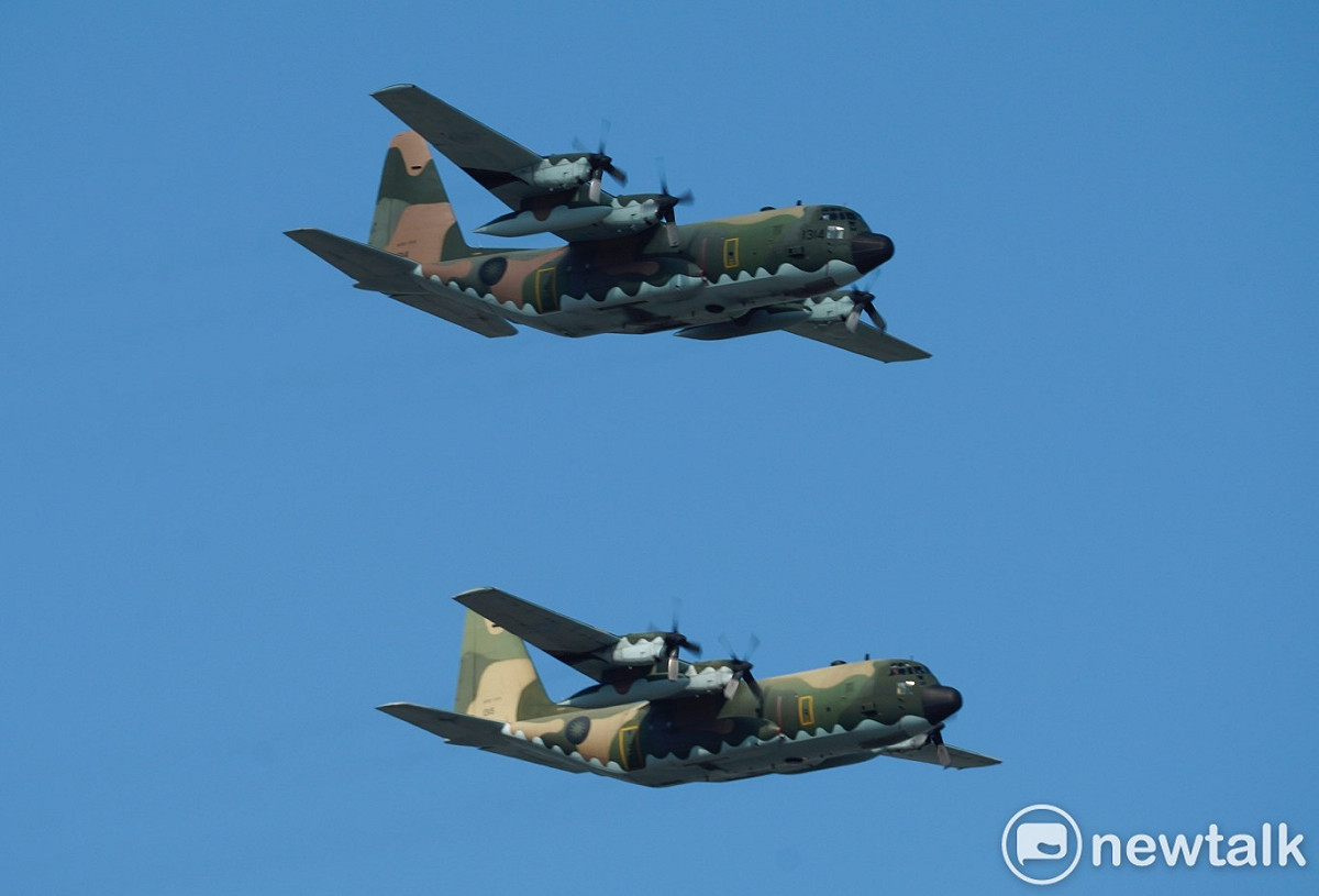 C-130H機隊通過總統府上空。 圖：張良一/攝