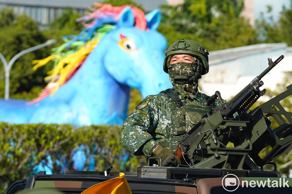 憲兵快打連官兵通過總統府。 圖：張良一/攝