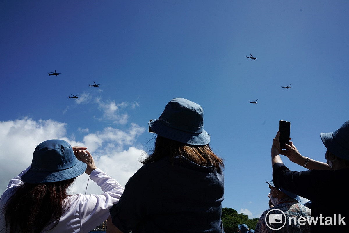 陸軍直昇機隊通過總統府前上空。 圖：張良一/攝