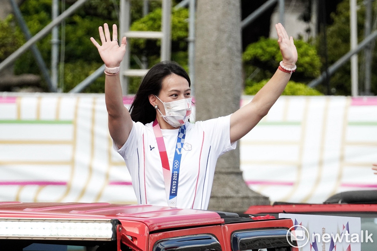 2020東京奧運舉重金牌選手郭婞淳在國慶大會上向與會來賓揮手致意。 圖：張良一/攝