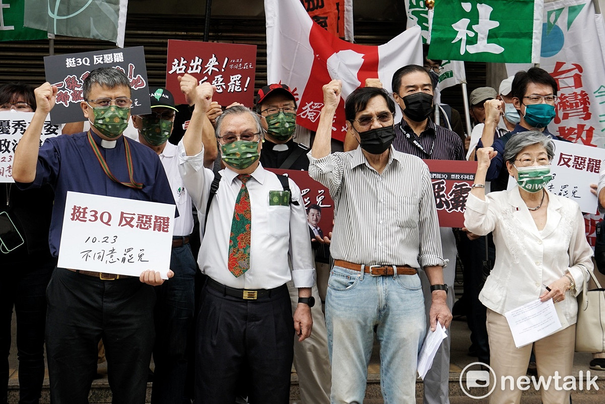台灣獨立聯盟等團體舉辦「本土社團挺柏惟反惡罷」記者會。 圖：張良一/攝