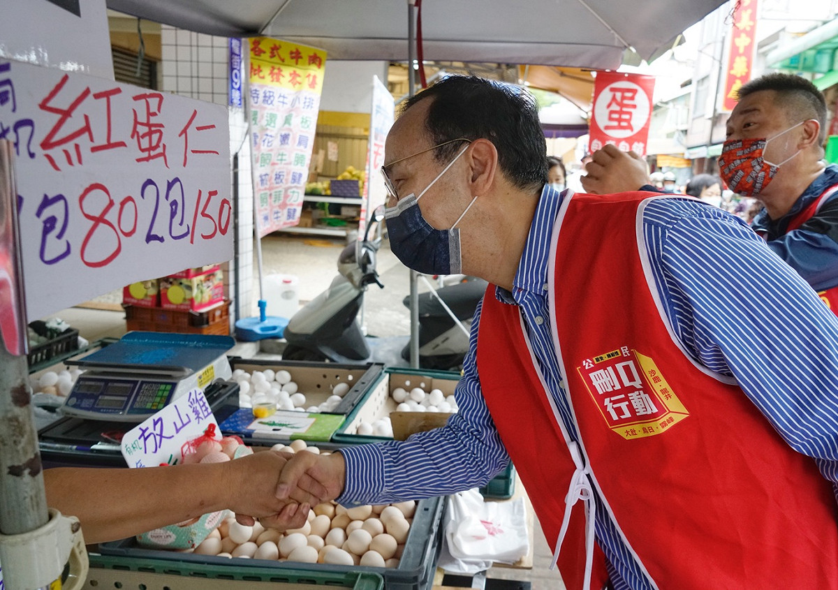 台中第二選區立委陳柏惟罷免投票進入倒數最後一日，國民黨主席朱立倫在彰化在霧峰市場向民眾宣傳投下同意罷免陳柏惟一票。 圖：張良一/攝