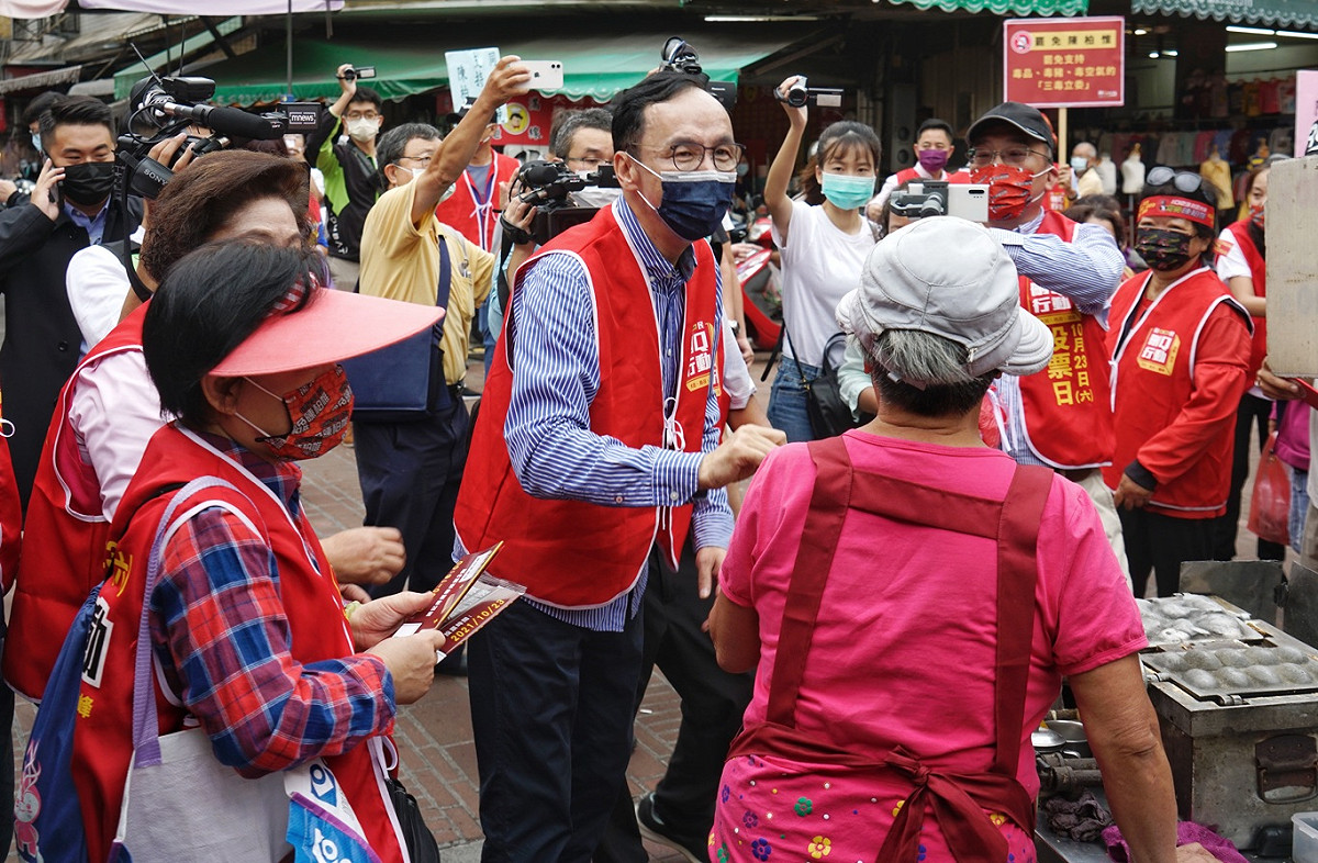 台中第二選區立委陳柏惟罷免投票進入倒數最後一日，國民黨主席朱立倫在彰化在霧峰市場向民眾宣傳投下同意罷免陳柏惟一票。 圖：張良一/攝