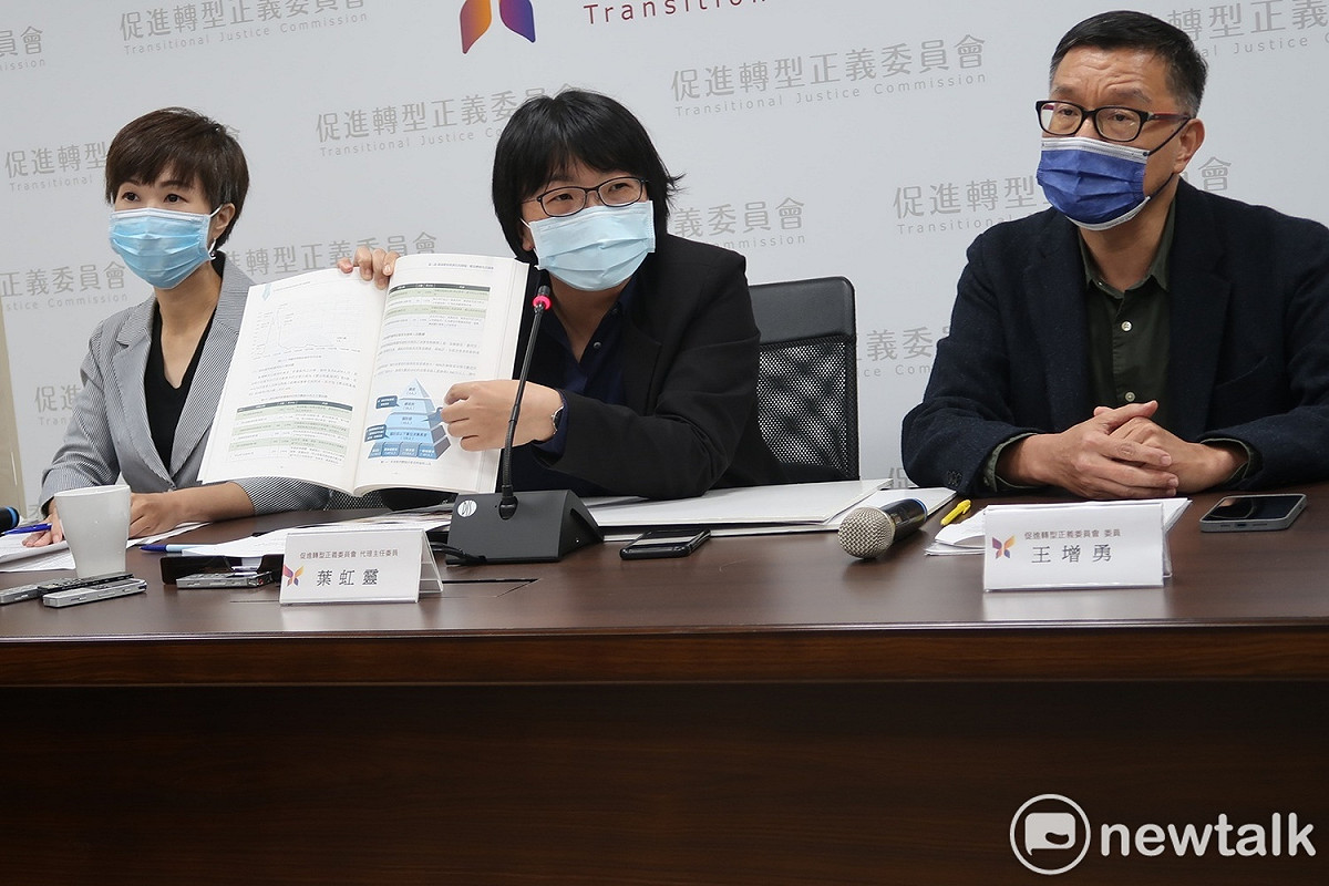 促轉會代理主委葉虹靈（中）、委員陳雨凡（左）、委員王增勇。 圖：林朝億/攝
