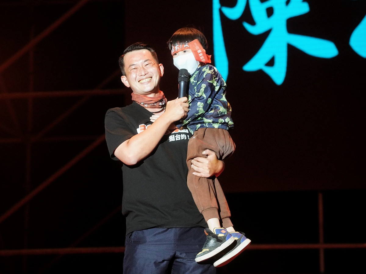台灣基進立委陳柏惟在台灣民主轉骨湯音樂晚會中演說。 圖：張良一/攝