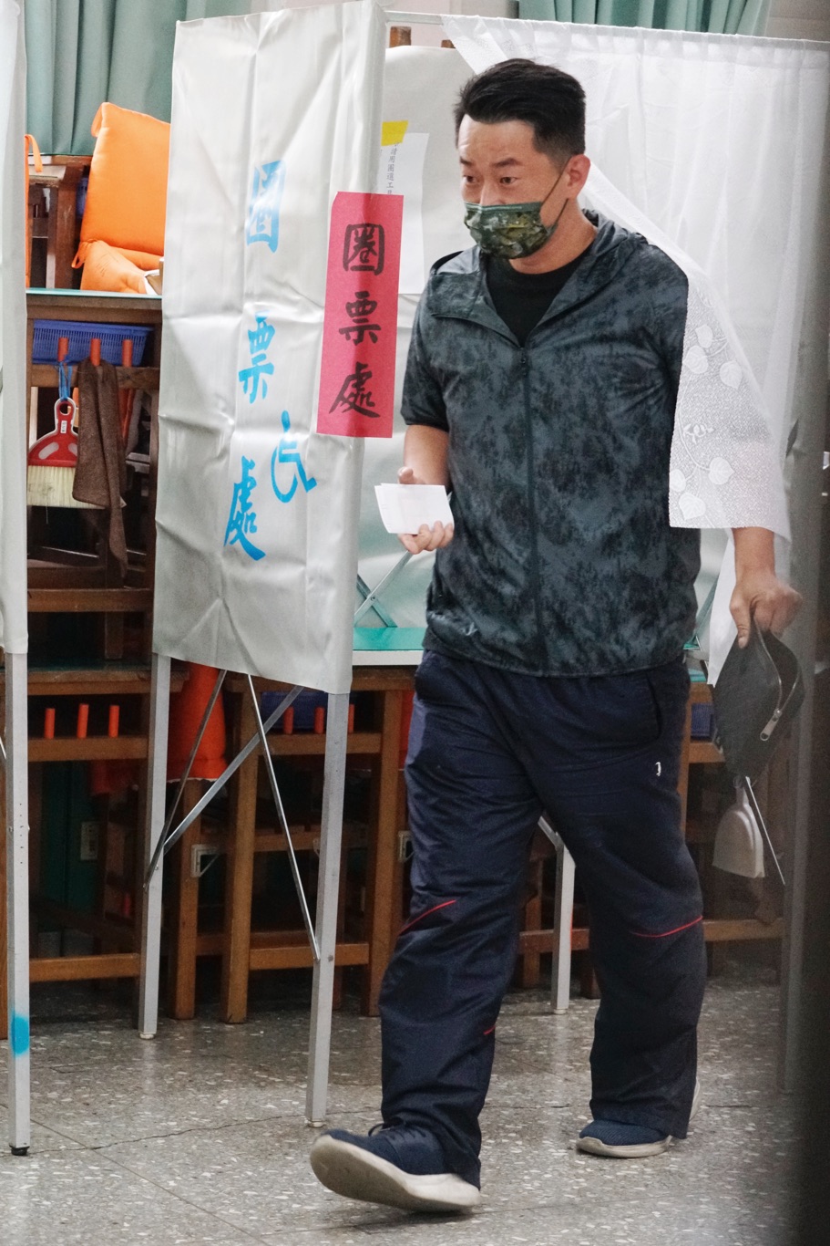 立委陳柏惟上午前往設在龍井龍峰國小的陳柏惟罷免案投開票所投票。 圖：張良一/攝