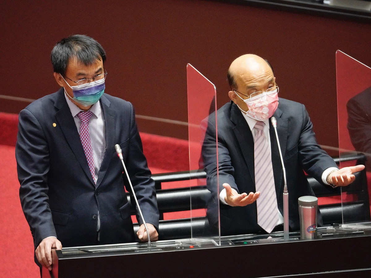 行政院長蘇貞昌（右）和農委會主委陳吉仲（左）。 圖：張良一/攝