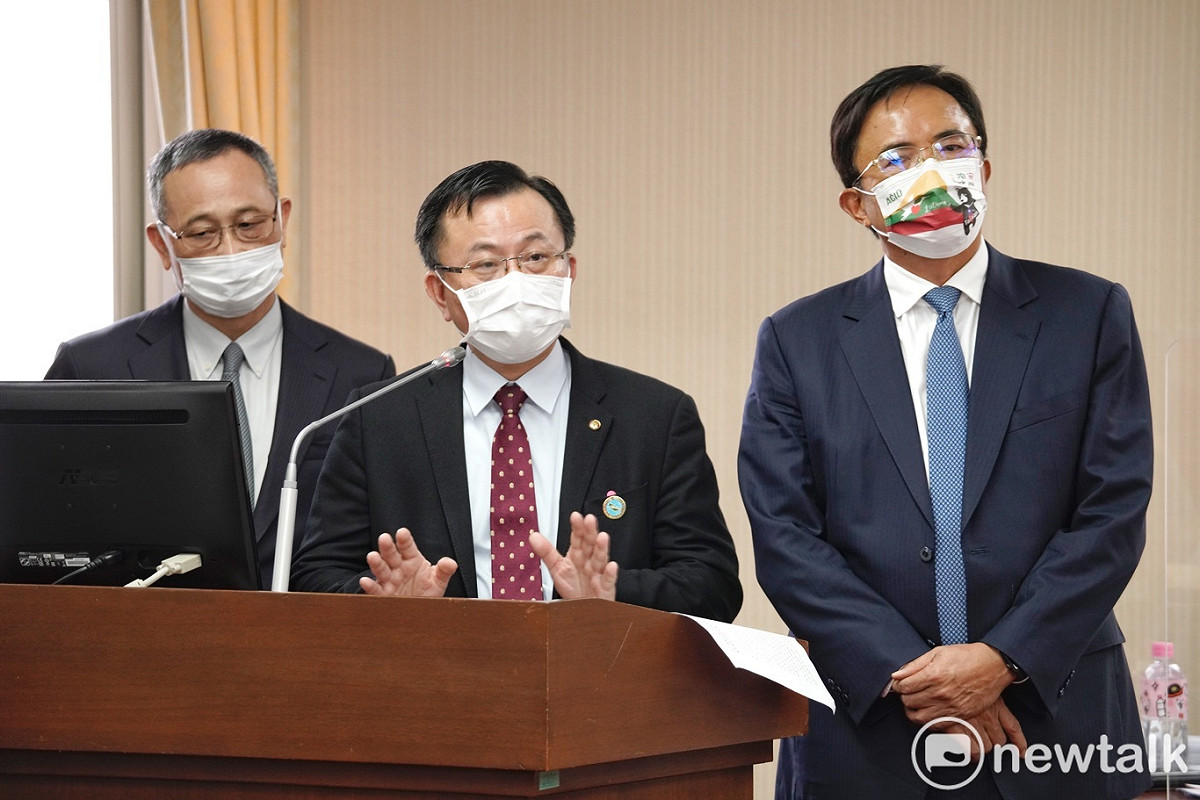 法務部政務次長蔡碧仲（右起）、NCC主委陳耀祥、警政署長陳家欽在立院內政委員會備詢。 圖：張良一/攝
