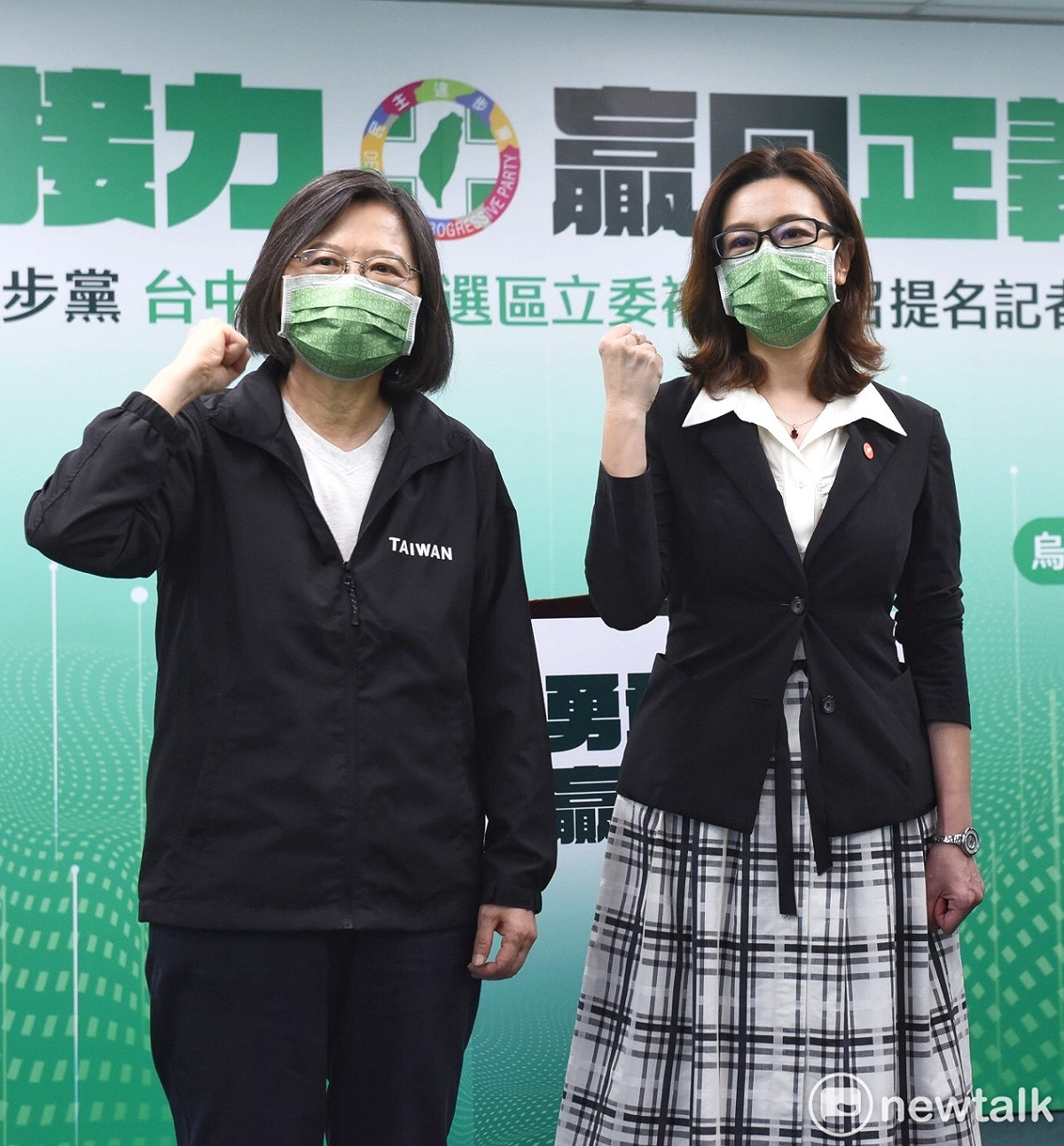 民進黨中執會通過林靜儀（右）為台中市第二選區立委補選參選人。圖為民進黨主席蔡英文（左）會後和林靜儀合影。 圖：張良一/攝