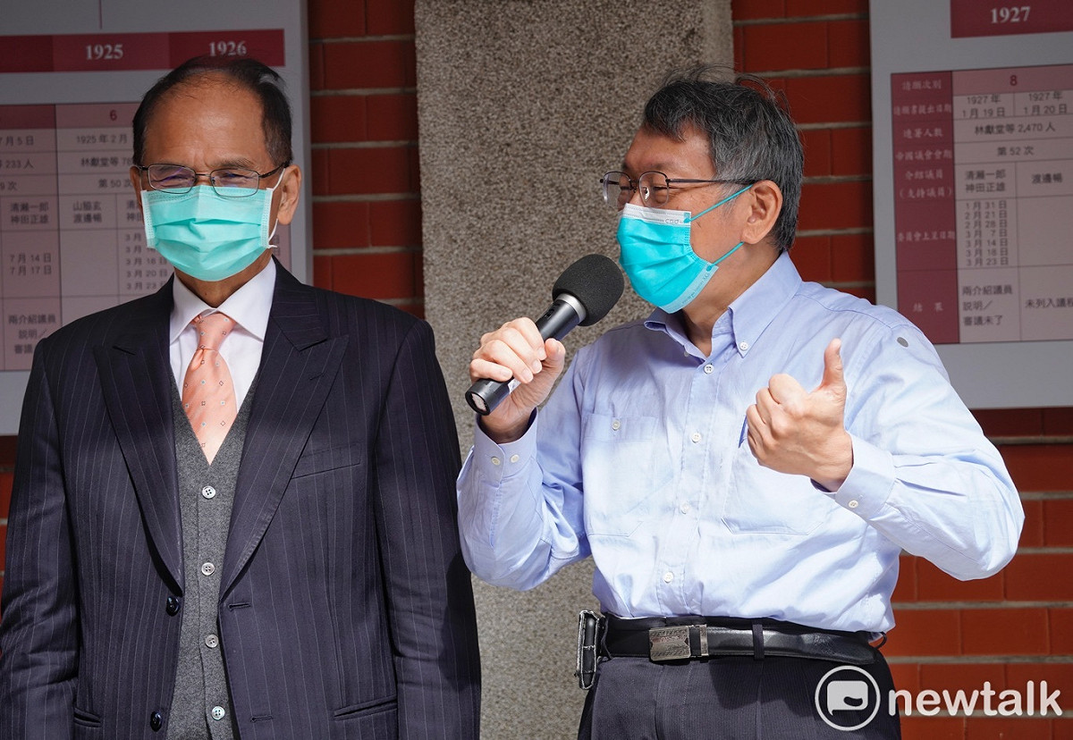 立法院長游錫堃、台北市長柯文哲 (右) 出席台灣議會設置請願運動百年菁華展開幕式致詞。 圖：張良一 / 攝