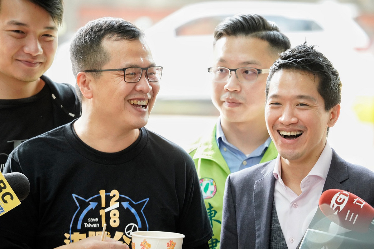 台北市議員羅智強上午到立法院「踢館」，向民進黨立委何志偉等人下戰帖，要求對下個月即將舉行的4項公投議題進行公開辯論。何志偉接下戰帖後，回送羅智強近來聲量極高的三色豆。羅智強說，在三色豆方面他與小英總統是站在同一陣線，他吃了一口後連忙比讚，隨後再吃了一口。羅智強雖是到立院踢館下戰帖，但雙方互動良好，談起三色豆也哈哈大笑，緩和了朝野對公投議題攻防戰的劍拔駑張氣氛。 圖：張良一/攝