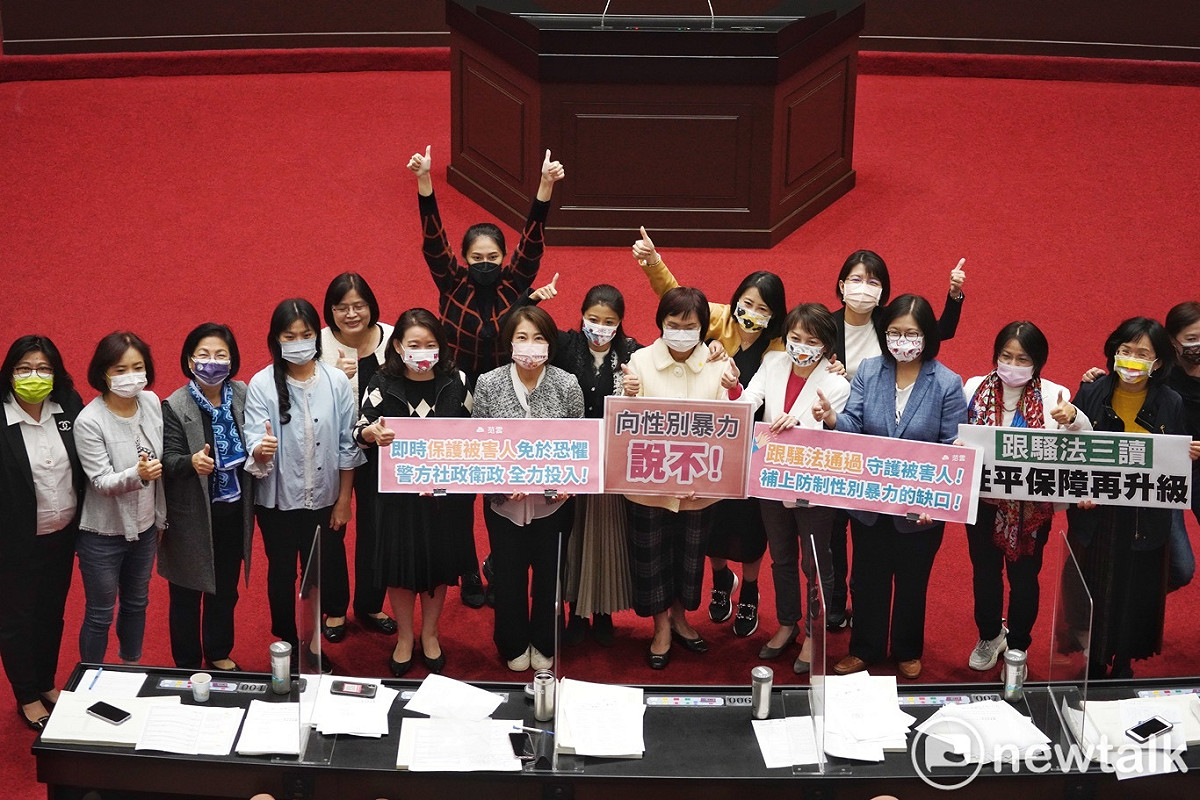 立法院院會中午三讀通過跟蹤騷擾防制法草案後，民進黨立委在議場內合影。 圖：張良一/攝