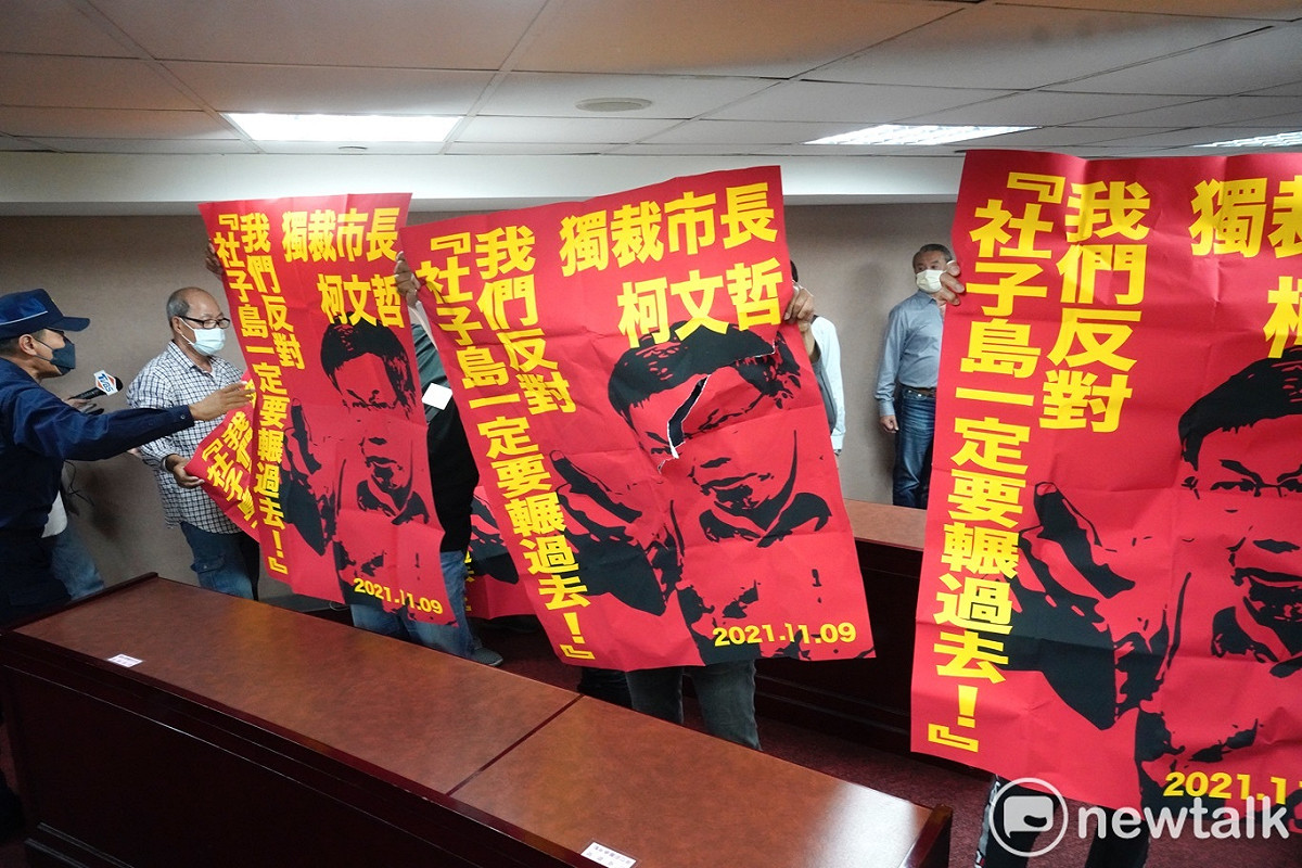 社子自救會成員到台北市議會抗議台北市長柯文哲的碾壓說。 圖：張良一 / 攝