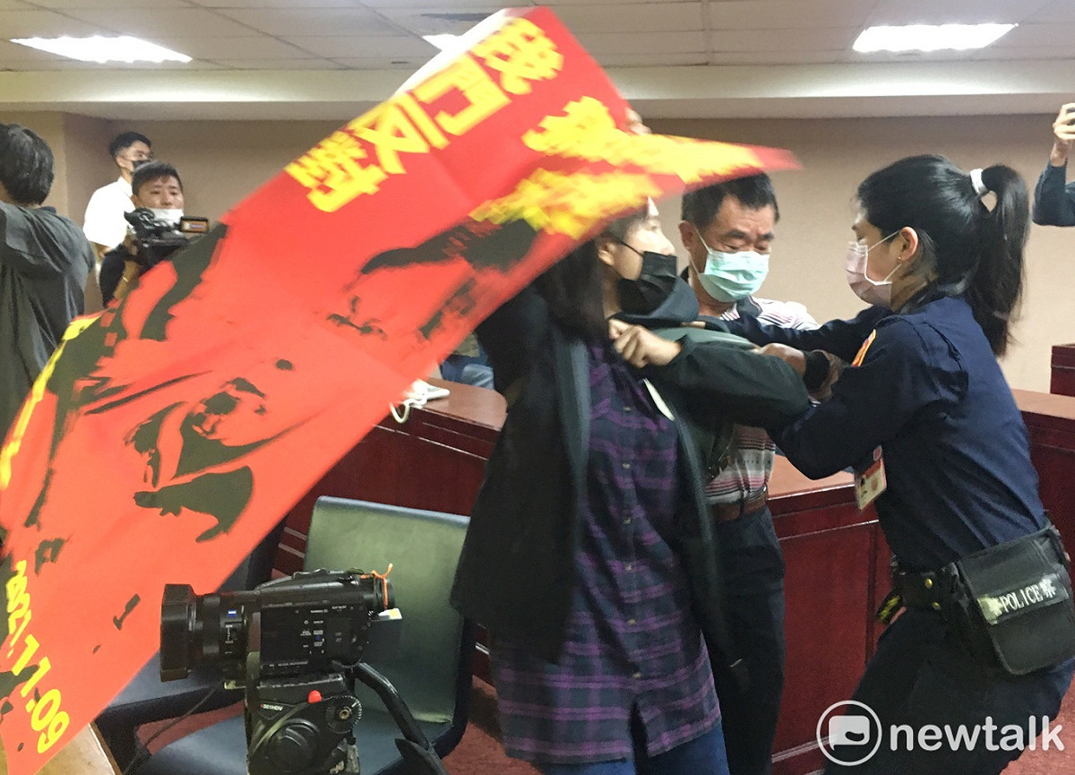 社子自救會成員到台北市議會抗議台北市長柯文哲的碾壓說。 圖：張良一 / 攝
