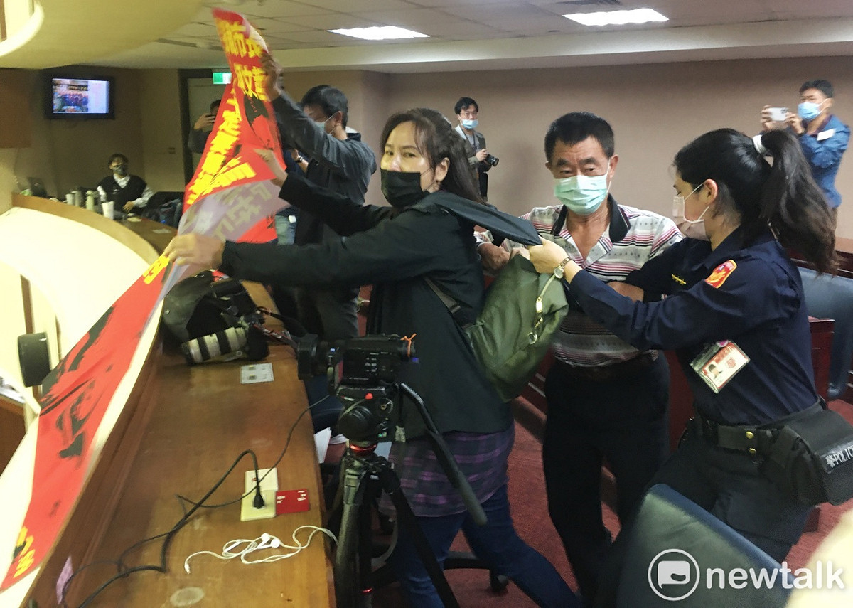 社子自救會成員到台北市議會抗議台北市長柯文哲的碾壓說。 圖：張良一 / 攝