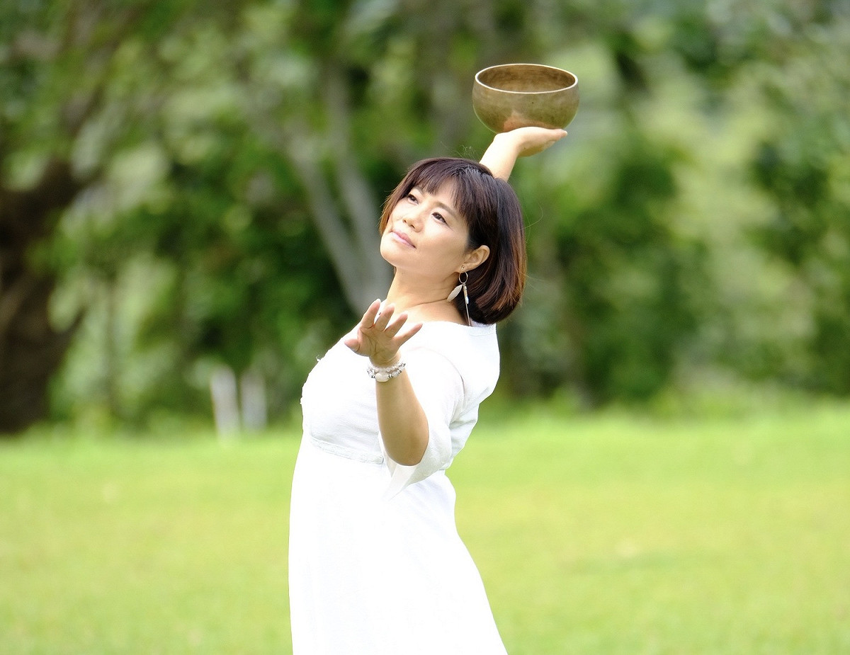 枋學趣邀請到風潮音樂銅鑼聲波呼吸音療家施瑤煖，透過12小時「風潮音樂課」，讓學員學習在言簡意賅的話語中，善用農漁遊場域，引導旅客舒壓、舒心、放鬆、放下與放空，進而在大自然的擁抱中，療癒疲憊顛沛的躁動，安頓困乏的身心靈。 圖/枋學趣提供