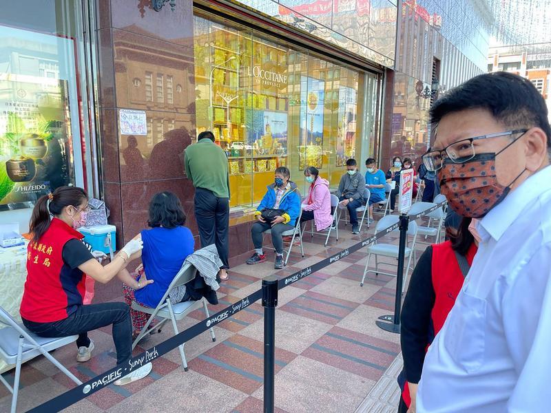 屏東縣縣長潘孟安今日上午到百貨公司及火車站等指定施打點巡視。 圖：屏東縣政府提供