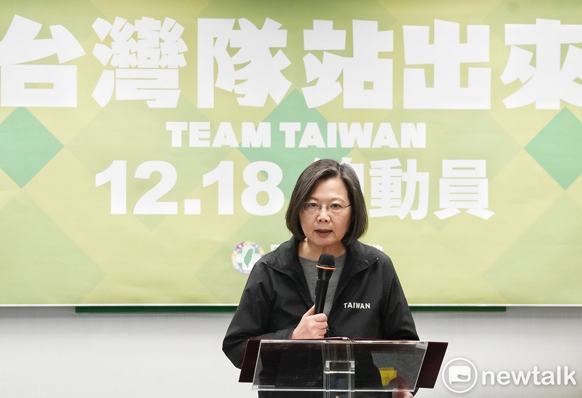 民進黨主席蔡英文舉行台灣隊站出來記者會，並和中常委一起呼口號。 圖：張良一/攝