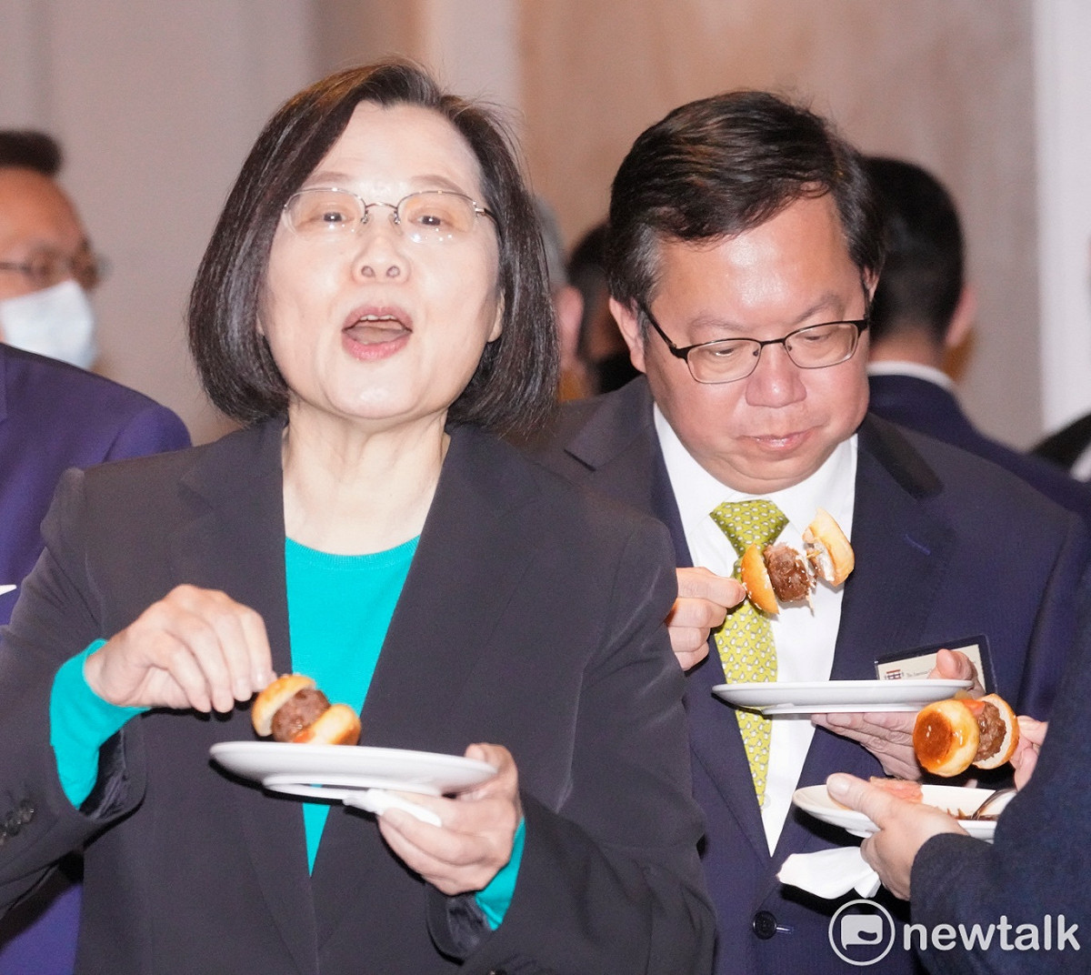 總統蔡英文和桃園市長鄭文燦等人在台灣美國商會70週年慶祝活動中，一起吃由美豬作成的漢堡。 圖：張良一/攝