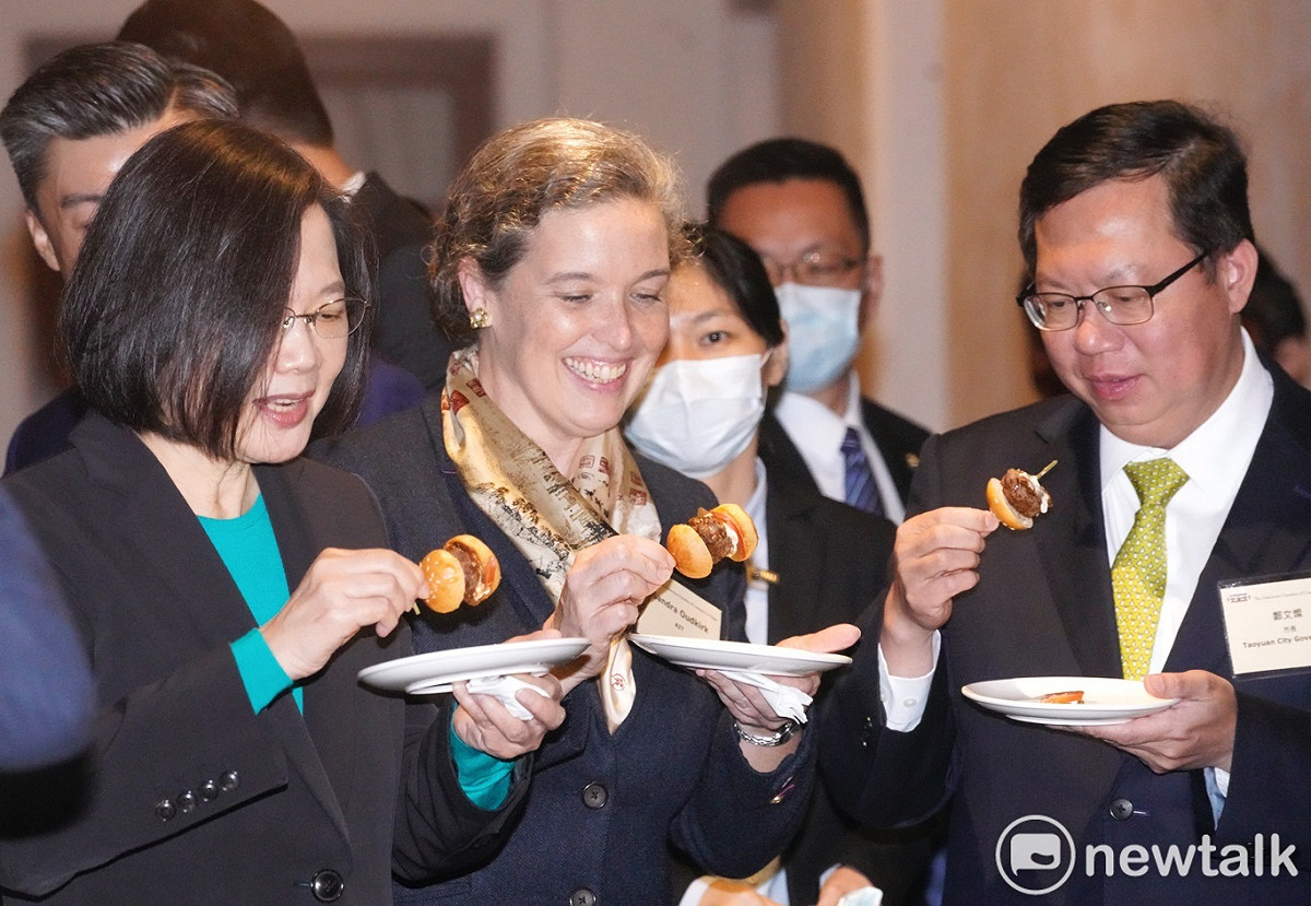 總統蔡英文和美國在台協會台北辦事處處長孫曉雅、桃園市長鄭文燦等人在台灣美國商會70週年慶祝活動中，一起吃由美豬作成的漢堡。 圖：張良一/攝