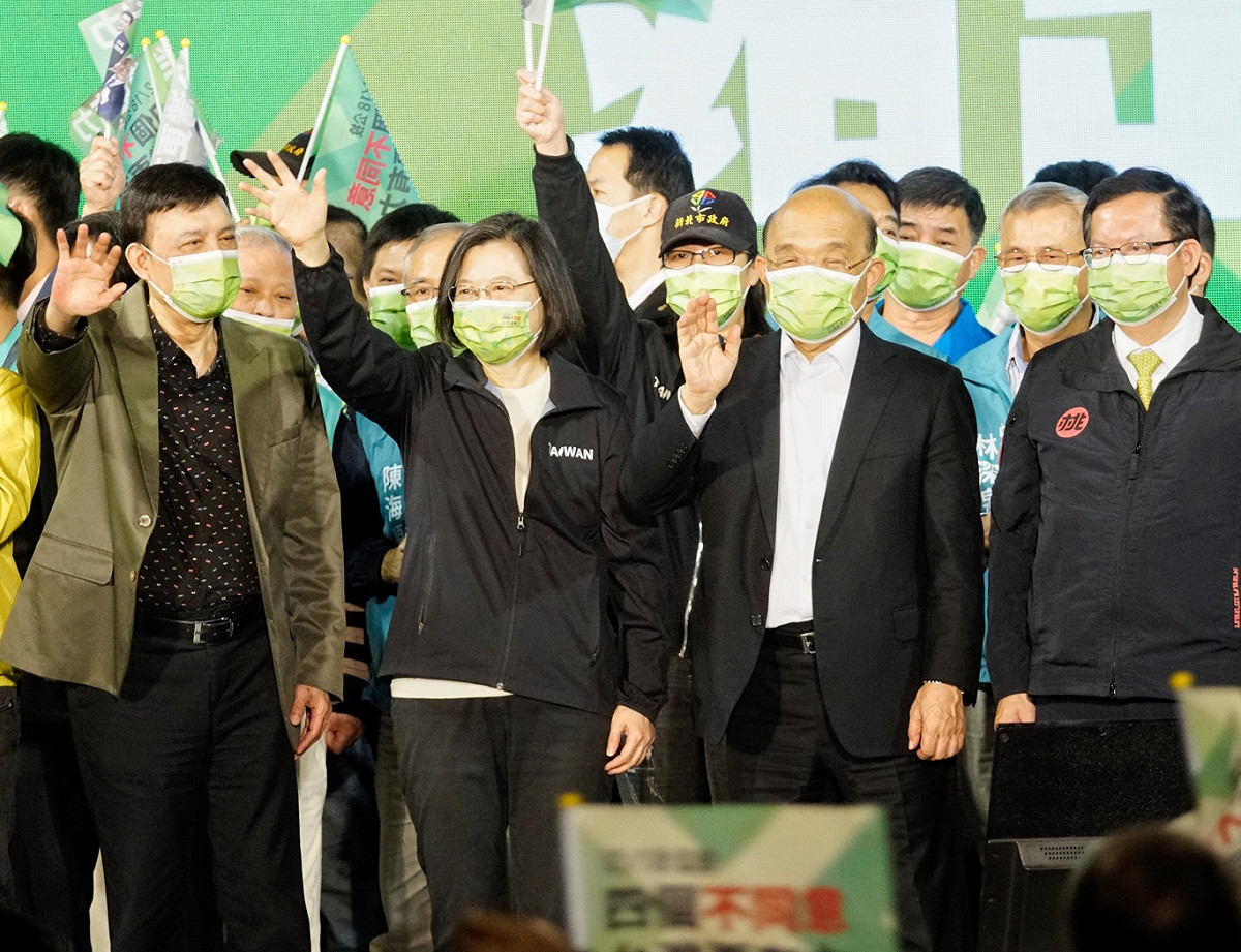 總統蔡英文、行政院長蘇貞昌、桃園市長鄭文燦等人出席「四個不同意 台灣更有力」公投說明會。 圖：張良一/攝