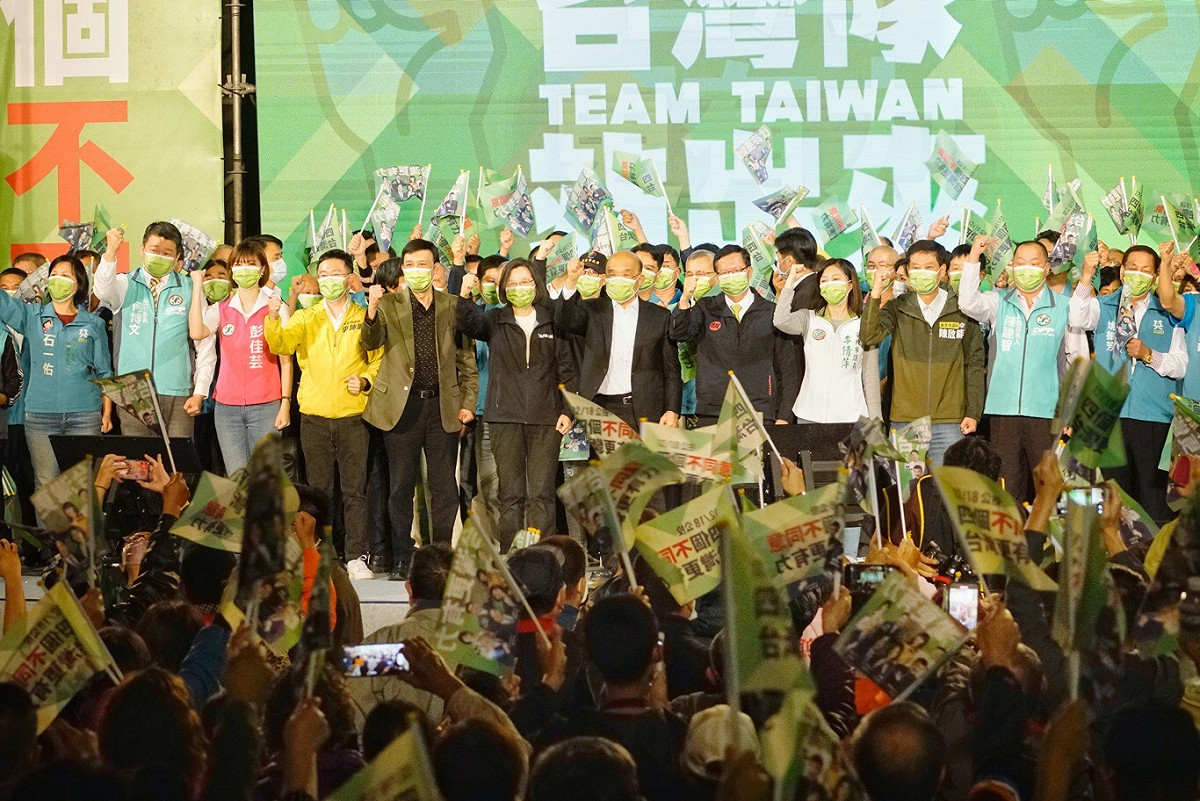 公投在即，民進黨11日晚間在新北市三重區舉辦「四個不同意，台灣更有力」公投說明會，總統蔡英文、行政院長蘇貞昌、桃園市長鄭文燦等人輪番上陣宣講。 圖：張良一/攝