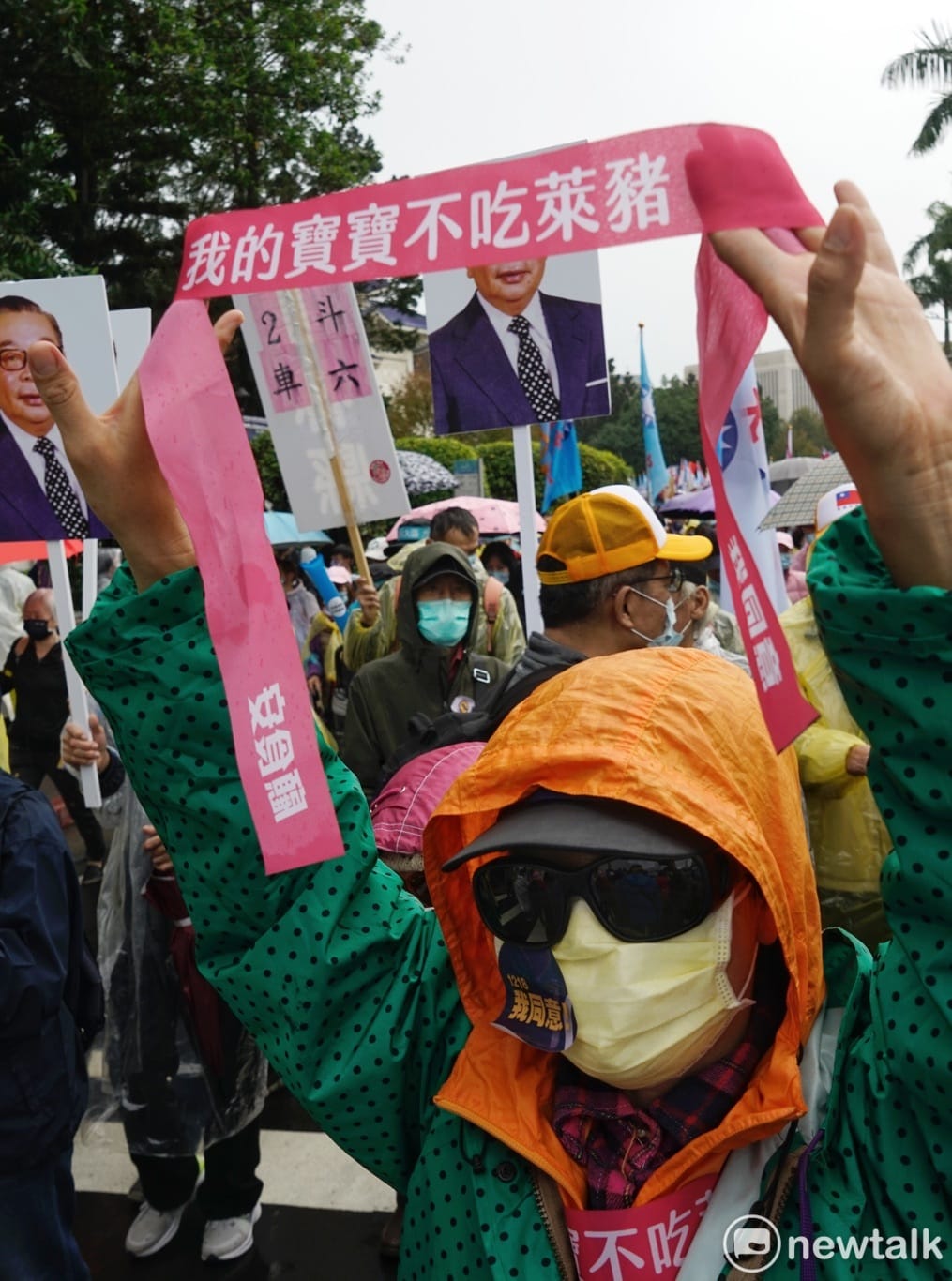 上萬名藍營支持者手持「同意」牌子參加「我同意！YES大遊行」拉抬公投同意方聲勢。 圖：張良一/攝