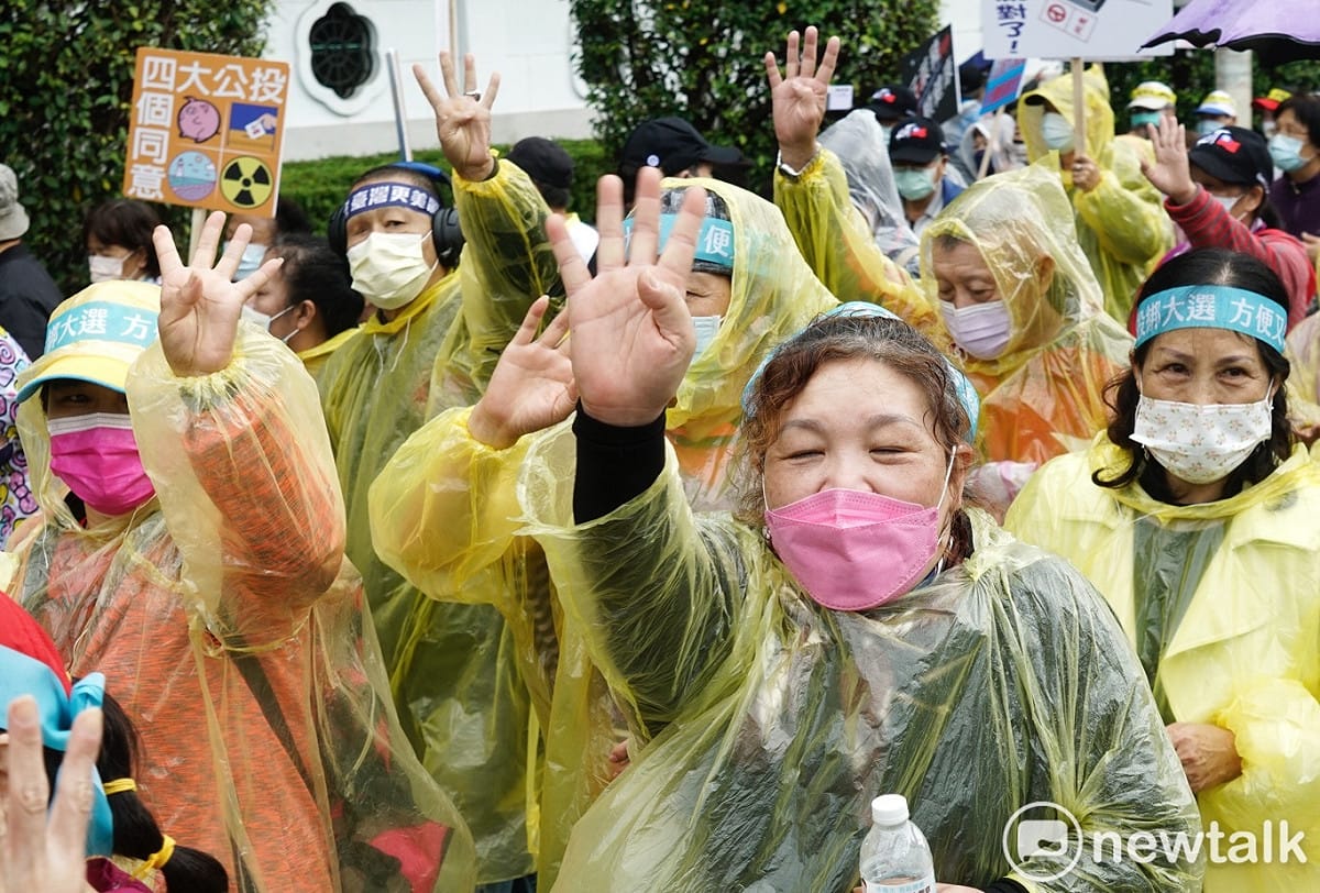 公投即將在週末登場，上萬名藍營支持者手持「同意」牌子參加「我同意！YES大遊行」拉抬公投同意方聲勢。 圖：張良一/攝