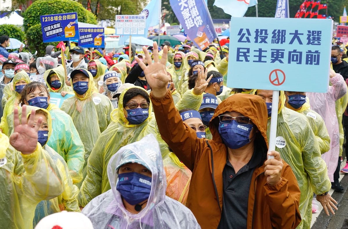 上萬名藍營支持者手持「同意」牌子參加「我同意！YES大遊行」拉抬公投同意方聲勢。 圖：張良一/攝