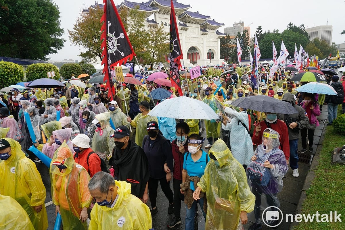 公投即將在週末登場，上萬名藍營支持者手持「同意」牌子參加「我同意！YES大遊行」拉抬公投同意方聲勢。 圖：張良一/攝