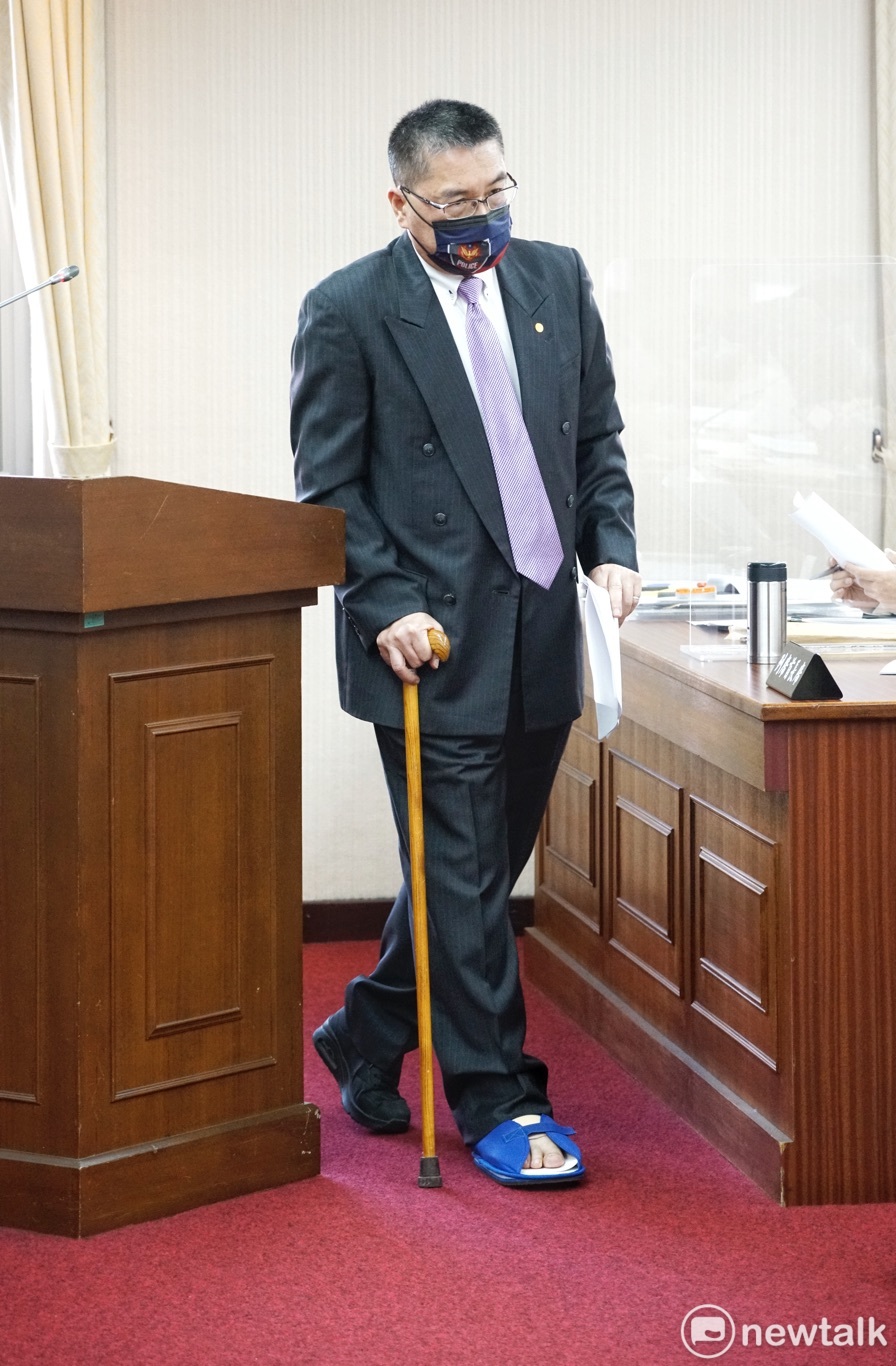 內政部長徐國勇腳扭傷，拄拐杖到立院內政委員會備詢。 圖：張良一/攝