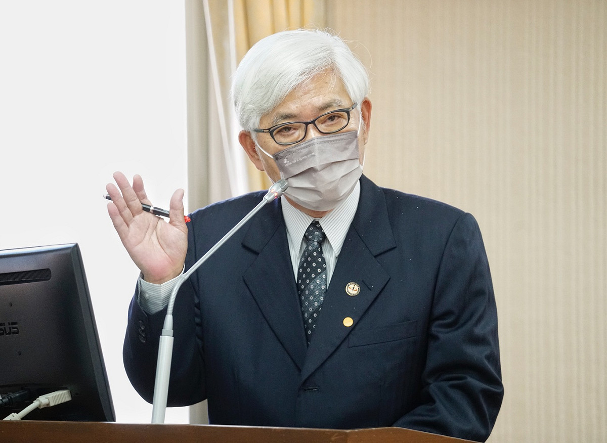 中選會主委李進勇在立院內政委員會備詢。 圖：張良一/攝