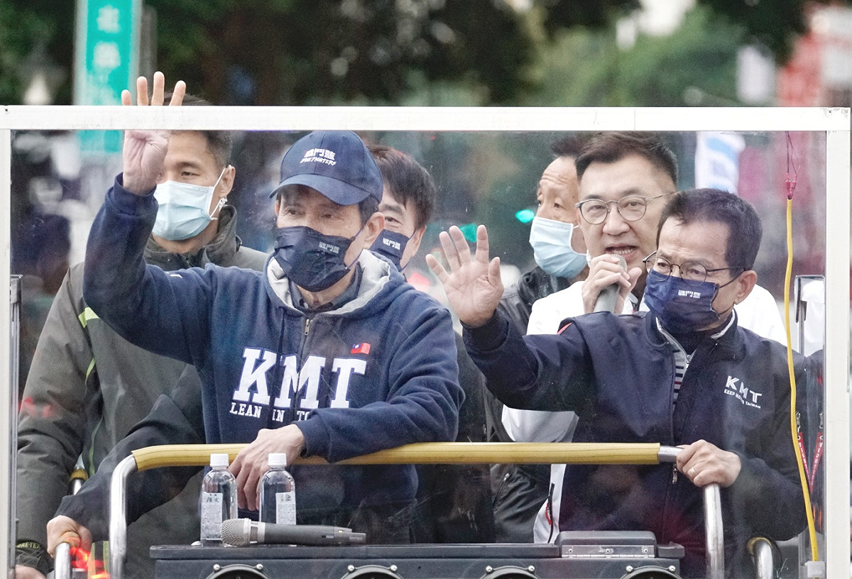 公投投票前夕，前總統馬英九在前台北市長郝龍斌、前國民黨主席江啟臣等人的陪同下，參加「南北夾擊」臺北公投掃街行動，希望台北市民在公投投票日投下四個同意票。 圖：張良一/攝