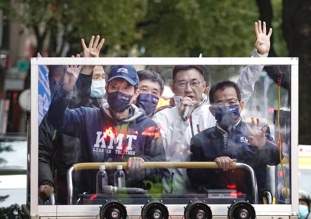 公投投票前夕，前總統馬英九在前台北市長郝龍斌、前國民黨主席江啟臣等人的陪同下，參加「南北夾擊」臺北公投掃街行動，希望台北市民在公投投票日投下四個同意票。 圖：張良一/攝