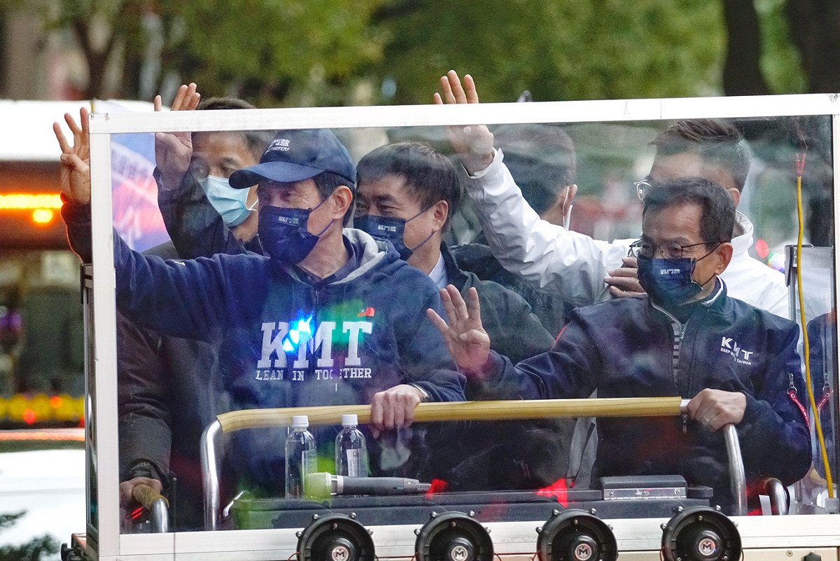 公投投票前夕，前總統馬英九在前台北市長郝龍斌、前國民黨主席江啟臣等人的陪同下，參加「南北夾擊」臺北公投掃街行動，希望台北市民在公投投票日投下四個同意票。 圖：張良一/攝