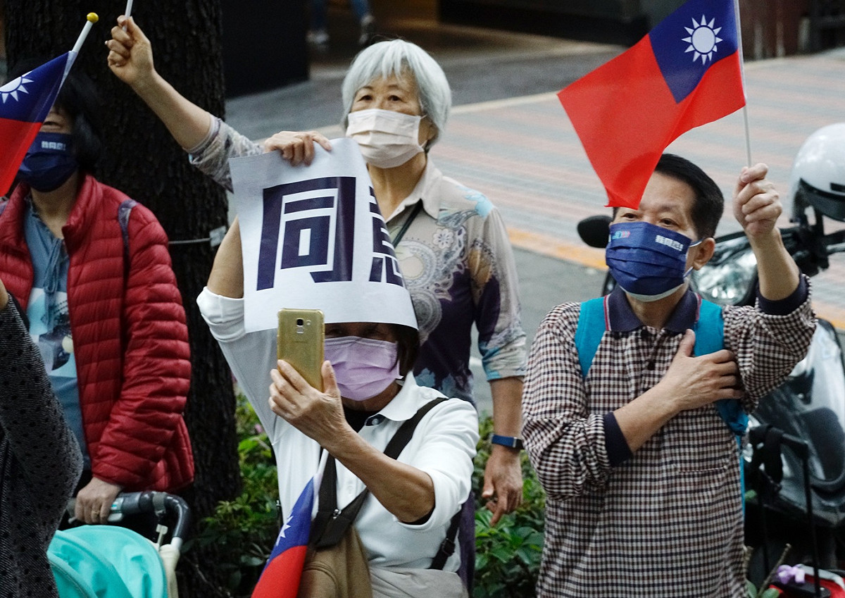 公投投票前夕，前總統馬英九在前台北市長郝龍斌、前國民黨主席江啟臣等人的陪同下，參加「南北夾擊」臺北公投掃街行動，希望台北市民在公投投票日投下四個同意票。 圖：張良一/攝