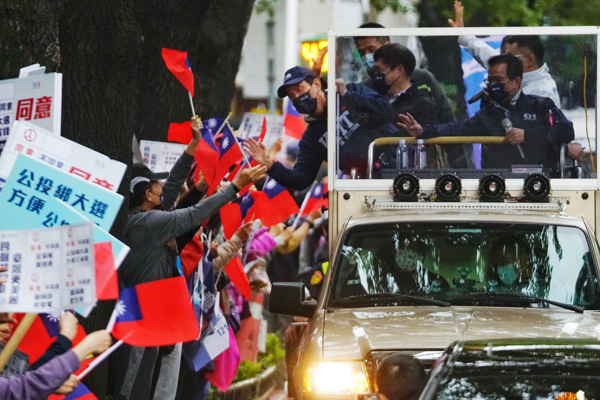 公投投票前夕，前總統馬英九在前台北市長郝龍斌、前國民黨主席江啟臣等人的陪同下，參加「南北夾擊」臺北公投掃街行動，希望台北市民在公投投票日投下四個同意票。 圖：張良一/攝