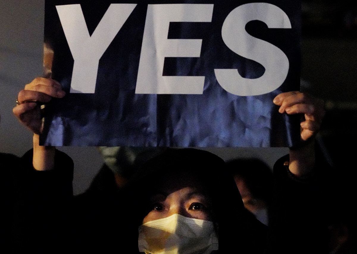 國民黨公投説明會台北場，民眾高舉「YES」，黃士修在台上哽咽說：「我們只想要好好活著。」 圖：張良一/攝